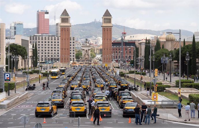 Concentración de taxis en la avenida María Cristina de Barcelona