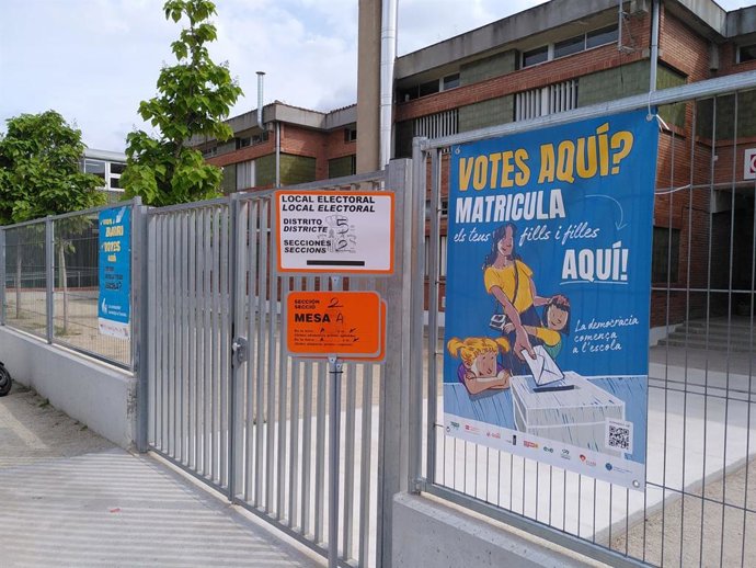 Carteles de la campaña 'Votes aquí? Matricula els teus fills i fiques aquí'