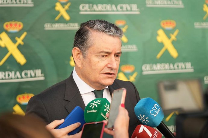 El consejero de la Presidencia, Interior, Diálogo Social y Simplificación Administrativa, Antonio Sanz, en una atención a medios en el marco del acto de conmemoración del 180 aniversario de la fundación de la Guardia Civil.