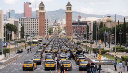 Uns 400 taxis es manifesten a Barcelona contra "les VTC il·legals"