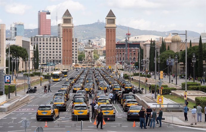 Concentració de taxis a l'avinguda Maria Cristina de Barcelona