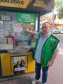 El vendedor de la ONCE Santiago Lorenzo Arranz en su punto de venta de la calle Pelícano, 13.