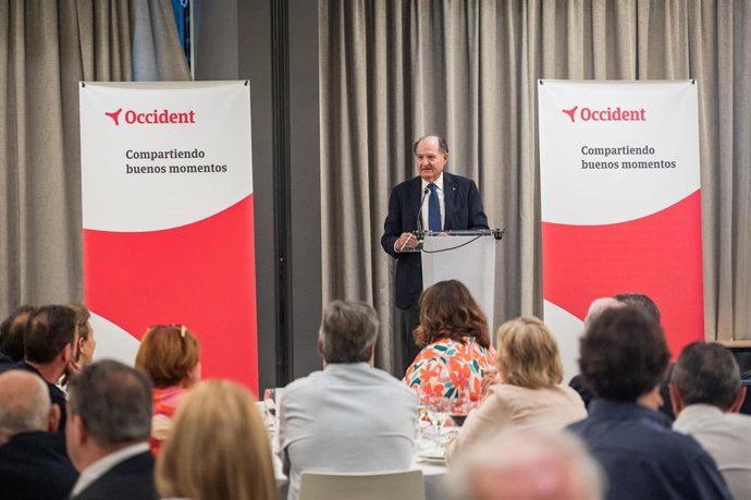 El presidente de GCO, José María Serra, interviene en uno de los encuentros de empleados jubilados de Occident