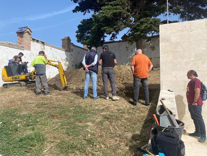 Trabajos de prospección en el cementerio de Tarifa para localizar fosas comunes de represaliados por el franquismo