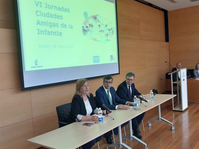 El presidente de Unicef Comité Castilla-La Mancha, Eduardo Sánchez Butragueño; la directora general de Infancia y Familia, Inmaculada Tello, y la secretario de FEMP C-LM, Fermín Cerdán, en las jornadas de Ciudades Amigas de la Infancia.