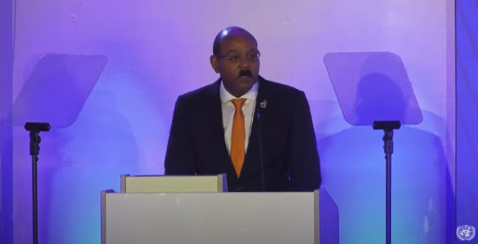 Antigua y Barbuda insta a imponer un impuesto global al carbono a las compañías petroleras "enormemente rentables".