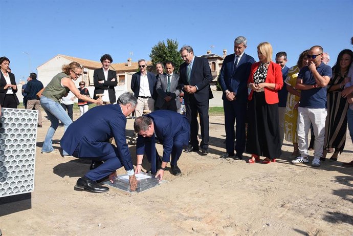 Archivo - El presidente de Castilla-La Mancha, Emiliano García-Page, coloca, con el alcalde de Bargas, la primera piedra del nuevo Centro de Salud de la localidad.