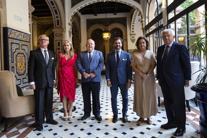 El presidente del Parlamento, Jesús Aguirre, (3i) junto al presidente de la Cámara de Cuentas, Manuel Alejandro Cardenete, acompañados de las consejeras Patricia del Pozo y Catalina García.
