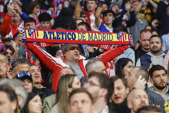 Archivo - Aficionados del Atlético de Madrid, en un partido de la Champions 2023-2024, en el Cívitas Metropolitano.