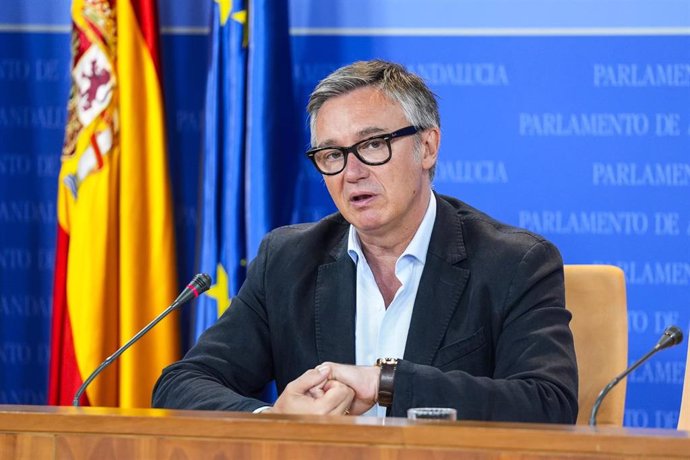 El portavoz del Grupo Parlamentario Vox, Manuel Gavira, durante la ronda de ruedas de prensa de portavoces de los grupos parlamentarios en el Parlamento de Andalucía, a 28 de mayo de 2024 en Sevilla (Andalucía, España). Los portavoces de los grupos parlam