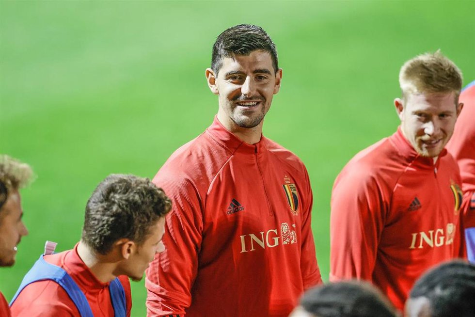 Archivo - Thibaut Courtois junto a Kevin De Bruyne durante una concentración con la selección belga.