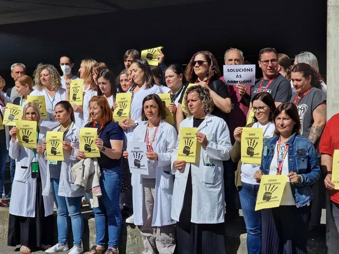 Imagen de sanitarios protestando en la puerta de Urgencias del Hospital Álvaro Cunqueiro de Vigo.
