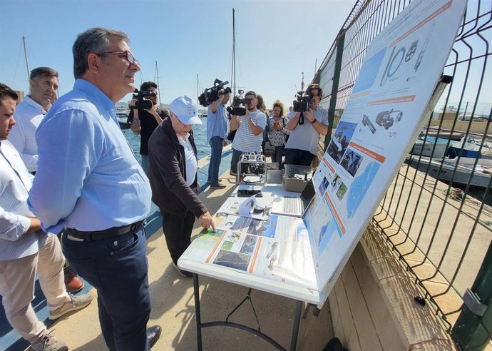 El consejero de Medio Ambiente, Universidades, Investigación y Mar Menor, Juan María Vázquez, atiende las indicaciones del responsable del Equipo de Sistemas de Información Geográfica y de Teledetección del IMIDA, Manuel Erena.