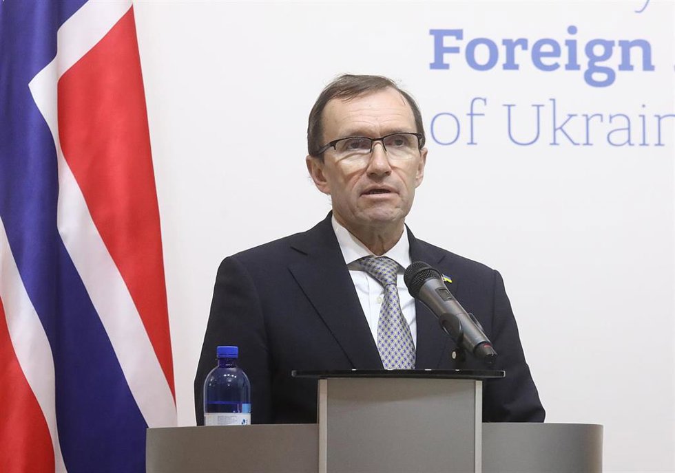 Archivo - El ministro de Exteriores de Noruega, Espen Barth Eide, durante una rueda de prensa en la capital de Ucrania, Kiev (archivo)