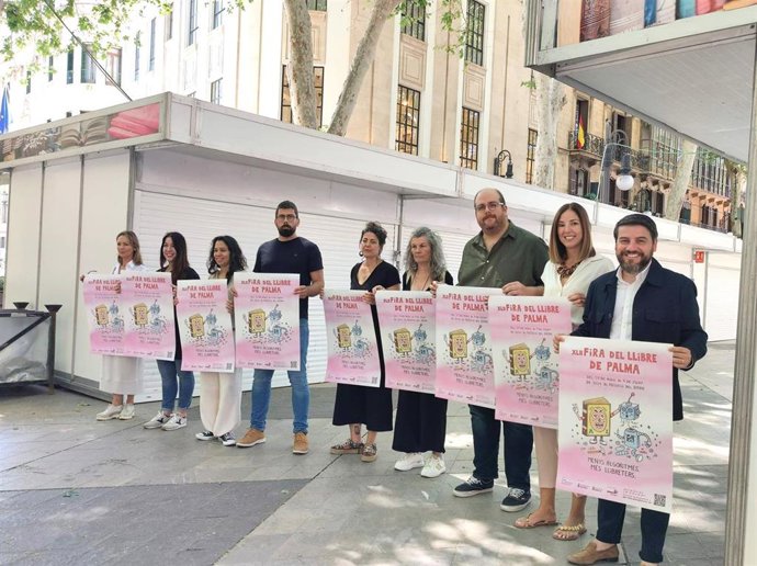 El presidente del Gremio de Libreros de Mallorca, Miquel Ferrer, junto al concejal de Cultura de Palma, Javier Bonet, y la consellera de Cultura y Patrimonio, Antónia Roca, durante la presentación de la 42º Feria del Libro de Palma.