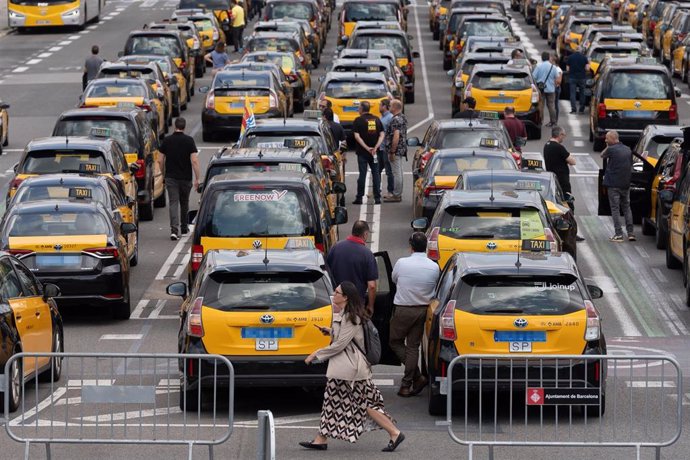 Marcha lenta de taxis convocada por Élite Taxi.