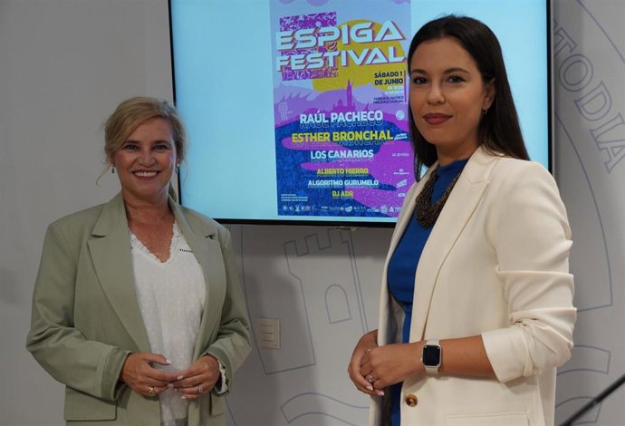 La diputada de Cultura y concejala de Festejos del Ayuntamiento de Trigueros, Gracia Baquero (izquierda), y la organizadora del Espiga Festival, Isabel Díaz.