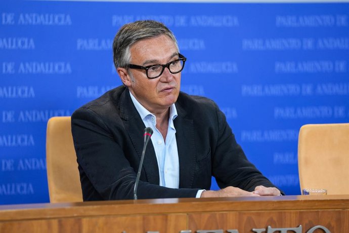El portavoz del Grupo Parlamentario Vox, Manuel Gavira, durante la ronda de ruedas de prensa de portavoces de los grupos parlamentarios en el Parlamento de Andalucía, a 28 de mayo de 2024 en Sevilla (Andalucía, España). Los portavoces de los grupos parl