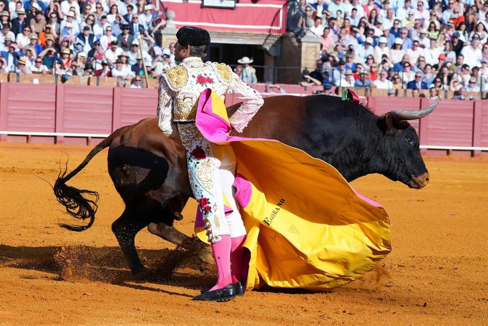 Archivo - El torero Manuel Escribano, durante la faena en día de hoy en la Maestranza, a 21 de abril de 2024, en Sevilla, Andalucía (España).