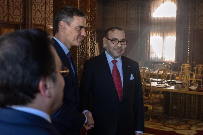 Archivo - El presidente del Gobierno español, Pedro Sánchez (i), y el rey de Marruecos, Mohamed VI (d) en su primer viaje oficial de esta legislatura a Marruecos, a 21 de febrero de 2024, en Rabat (Marruecos)