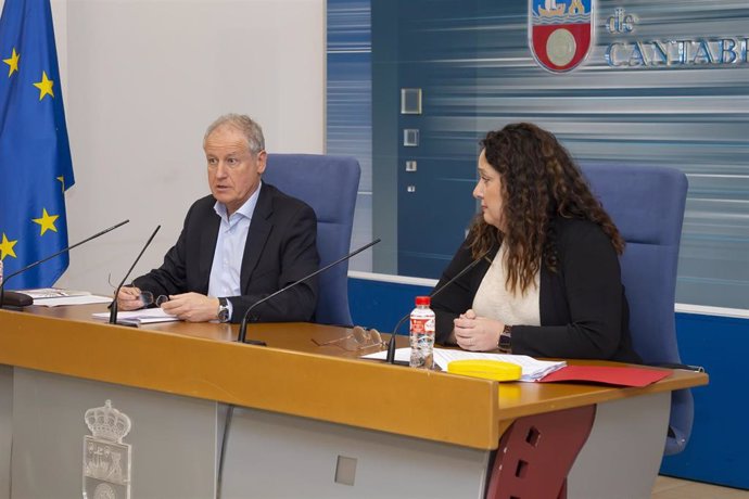 El consejero de Empleo, Eduardo Arasti, y la directora del EMCAN, Lucía Serrano