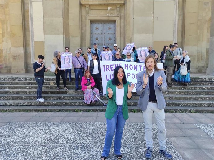 El secretario de Organización de Podemos y número tres en la lista de la formación a las elecciones europeas, Pablo Fernández, y la eurodiputada Idoia Villanueva, en un acto de la campaña de las elecciones europeas en Pamplona.