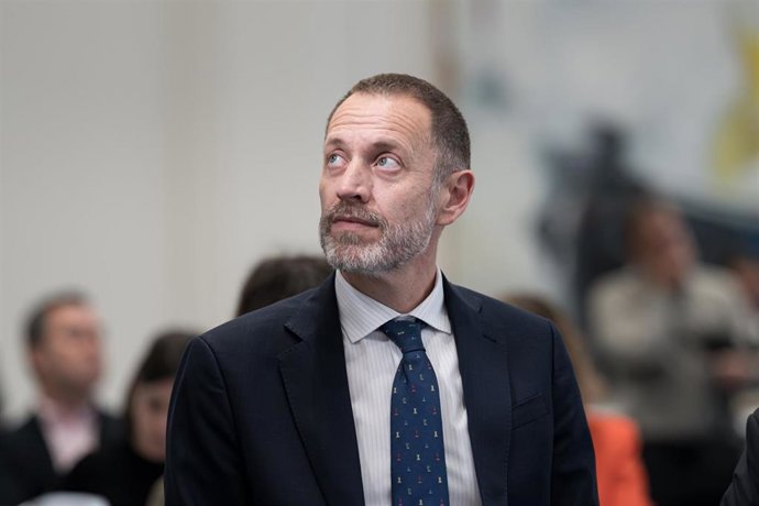 El presidente de Adif, Ángel Contreras Marín, durante la rueda de prensa para abordar la situación generada por los graves actos vandálicos sufridos ayer en la red de Rodalies de Cataluña. El presidente de Renfe, Raül Blanco, y el presidente de Adif, Án