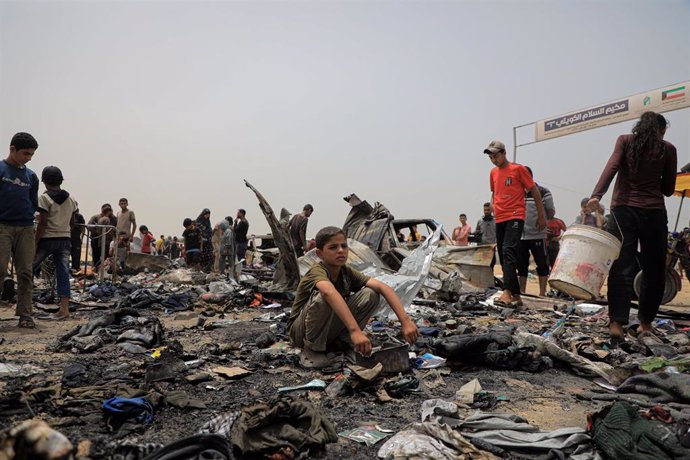 Un grupo de palestinos en un campamento de desplazados bombardeado por el Ejército de Israel en Rafá, en la frontera entre la Franja de Gaza y Egipto (archivo)