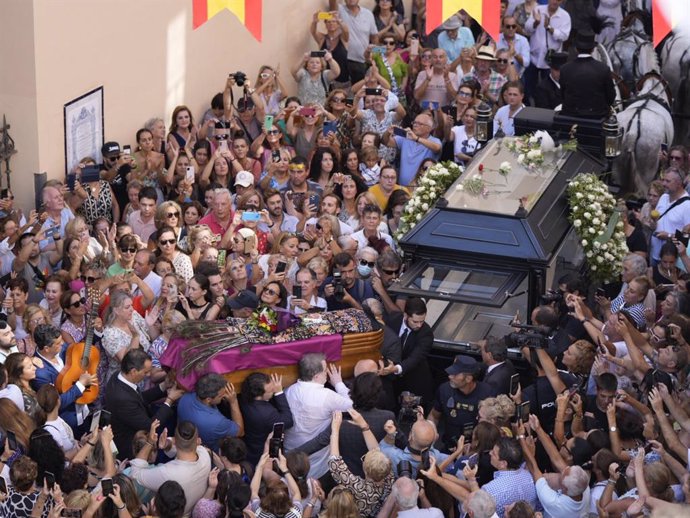 Archivo - El féretro con los restos mortales de María Jiménez a su salida de la Iglesia de Santa Ana camino al cementerio el día de su despedida en Sevilla.