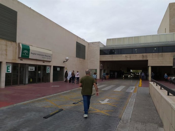 Uno de los accesos al Hospital Universitario Reina Sofía de Córdoba.