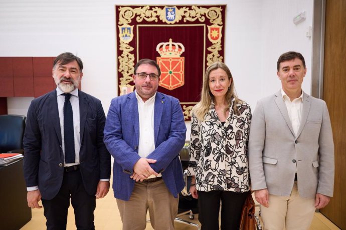 El presidente del Parlamento de Navarra, Unai Hualde, junto a Ana Clara Villanueva, Rafael Lara y Eduardo Santos, nuevos vocales del Consejo de Navarra