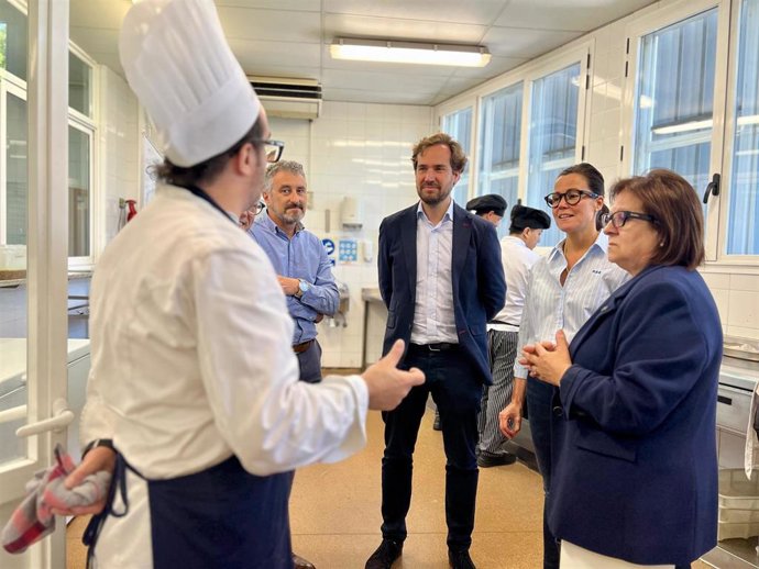 El candidato del PP, Borja Giménez, visita la Escuela de Hostelería TOPI