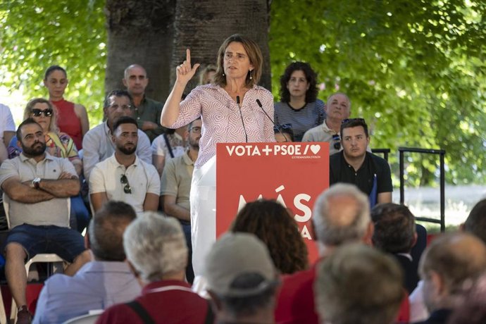La candidata socialista a las elecciones europeas, vicepresidenta tercera y ministra para la Transición Ecológica y el Reto Demográfico, Teresa Ribera, durante un acto público, en el Parque de la Antigua, a 27 de mayo de 2024, en Mérida, Badajoz.