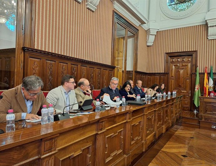 Morillo y Camacho (3 y 4i) en la bancada del PP en el pleno de la Diputación de Jaén.