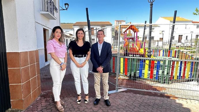 La delegada de Justicia, Administración Local y Función Pública de la Junta, Raquel López (centro), en su visita a Villanueva del Rey.