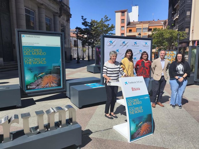 De izda a dcha, Gutiérrez, Laudo, Gonzalo, Mejía y Ferrer inauguran 'Colores del mundo' en Soria