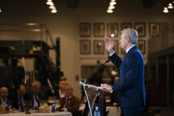 El presidente de la Xunta, Alfonso Rueda, pronuncia una ponencia en el Museo Santiago Rey Fernández-Latorre