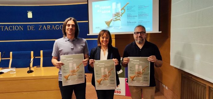 José Carlos Tirado, Charo Lázaro y Toño Monzón con el cartel del ciclo musical 'En torno al Agua'.