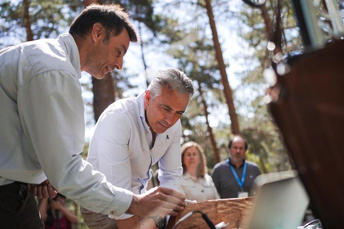 El consejero de Medio Ambiente, Agricultura e Interior, Carlos Novillo, visita en Canencia el proyecto Hidroforest