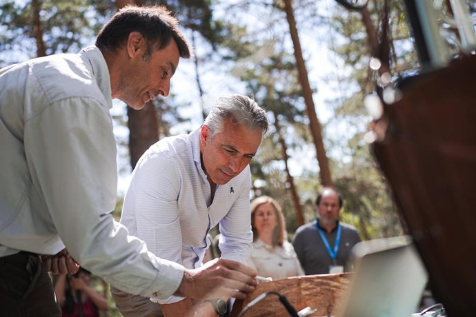 El consejero de Medio Ambiente, Agricultura e Interior, Carlos Novillo, visita en Canencia el proyecto Hidroforest