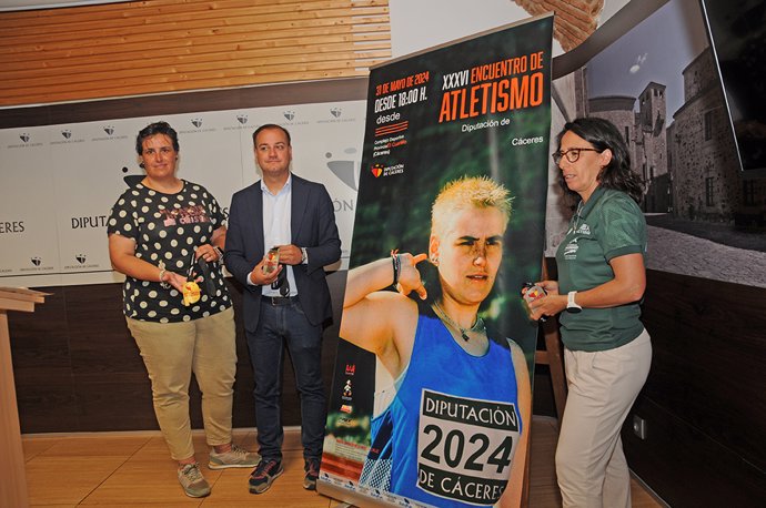 Remedios Márquez Gregorio, Pablo López y la atleta Marta Carballo de la Cruz en la presentación del XXVI Encuentro de Atletismo en Cáceres