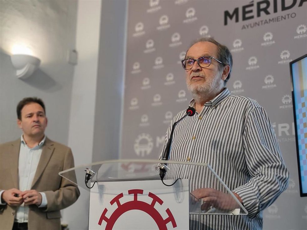 José Martínez, de Fatex, en la presentación del Festival de Teatro Amateur Mérida en Escena.