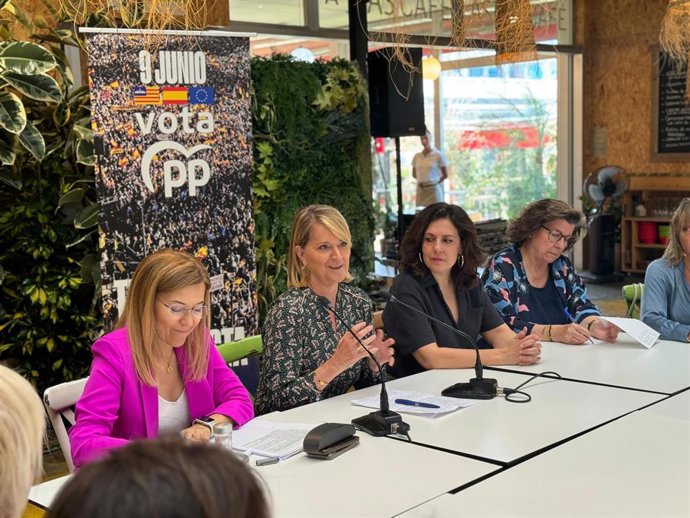 Rosa Estaràs (c) y la vicesecretaria de Igualdad y Conciliación del PP, Ana Alós (i), en Palma.