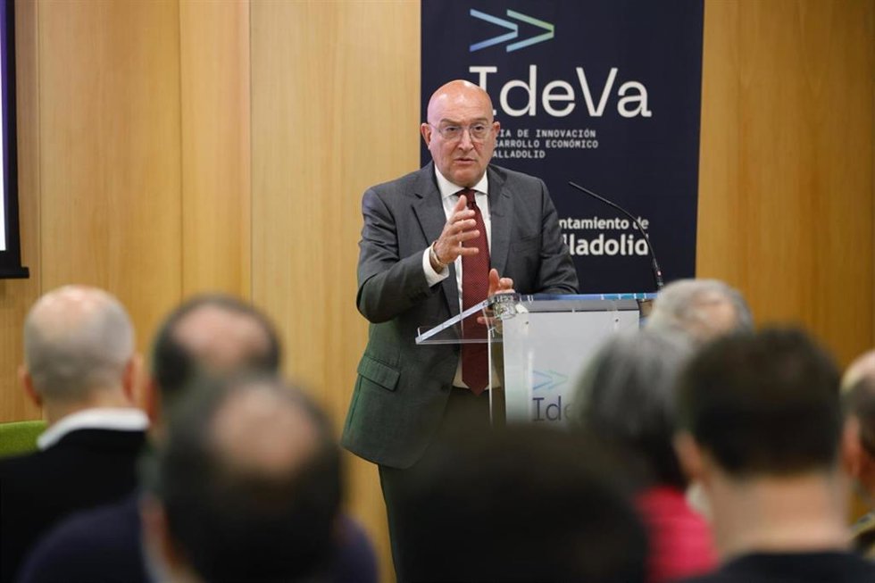 El alcalde de Valladolid, Jesús Julio Carnero, en una jornada en la Agencia de Innovación.
