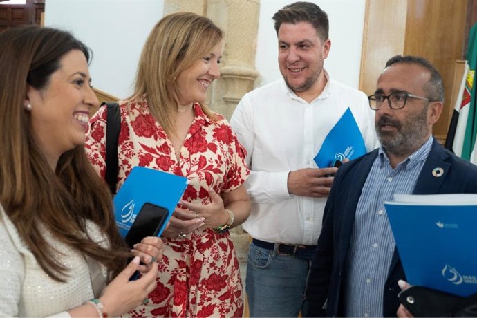 El presidente de la Diputación de Cáceres, Miguel Ángel Morales, junto a otros diputados provinciales antes de la celebración del Consejo de Administración del Consorcio MásMedio