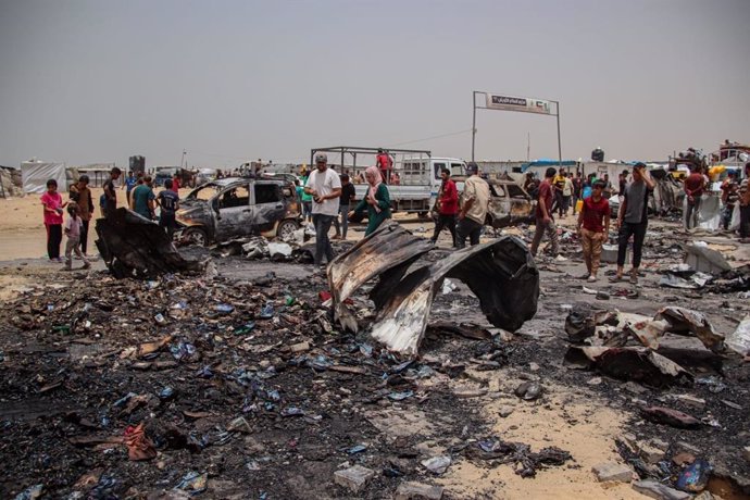 Un grupo de palestinos en un campamento de desplazados bombardeado por el Ejército de Israel en Rafá, en la frontera entre la Franja de Gaza y Egipto (archivo)