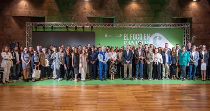 Foto de familia de los participantes en el acto de balance de los quince años de la industria auodiovisual en Canarias