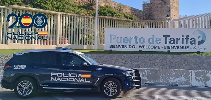 Vehículo de la Policía Nacional en el Puerto de Tarifa (Cádiz).