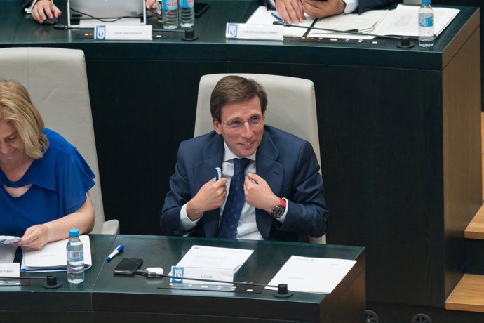 El alcalde de Madrid, José Luis Martínez-Almeida, durante un pleno del Ayuntamiento de Madrid, en el Palacio de Cibeles, a 28 de mayo de 2024, en Madrid (España).
