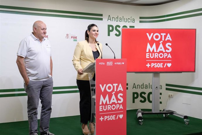 La secretaria de Política Municipal del PSOE de Almería y diputada provincial, Noemí Cruz, junto al también diputado provincial Antonio Gutiérrez.